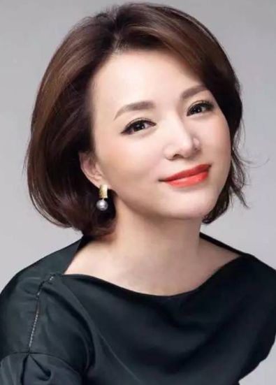 状态|董卿工作忙到忘了生日,蛋糕旁边还摆着台本,48岁气质还是很优雅