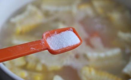 时节|春夏时节来碗汤，滋补玉米与排骨相互碰撞，别有一番风味