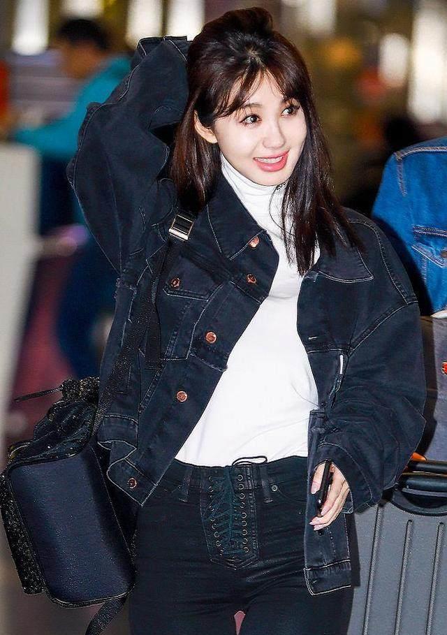 下半身 辣眼睛！几千块大牌被李菲儿穿的像地摊货，网友：侧面看着像没穿