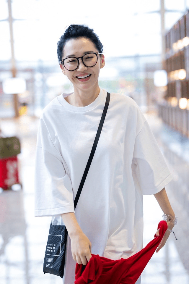 黑色 许晴真是冻龄女神，穿长款白色T恤走机场减龄时髦，气场全开