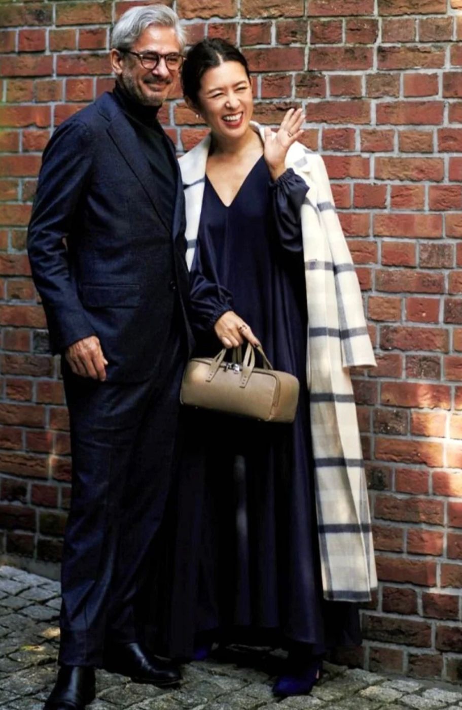 老公 50岁女人别总穿休闲装，学学日本阿姨的穿搭，难怪老公那么宠她