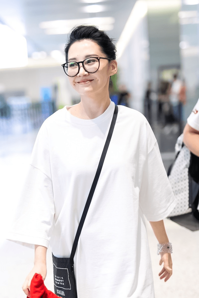 黑色 许晴真是冻龄女神，穿长款白色T恤走机场减龄时髦，气场全开