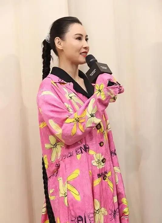 活动 哪有什么不老女神！张柏芝生图太老了，戚薇脸垮刘雯爆炸头没法看