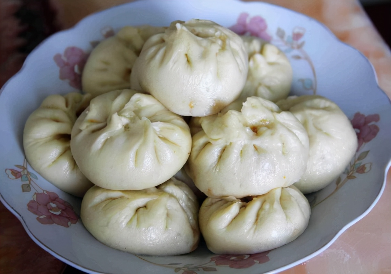 包子是我们北方人最常吃的主食之一啦,尤其是到了寒冷的冬天.