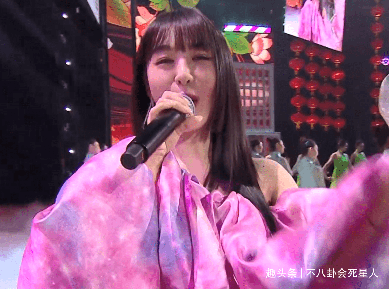 连那英|芒果小年夜造型：沈梦辰露背，宋茜吊带月光裙，李菲儿像披花床单