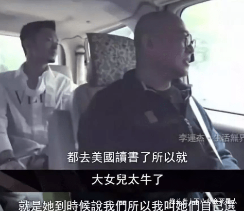 脸盘李连杰两个女儿化浓妆很成熟，大脸盘子不像利智，李连杰基因强大