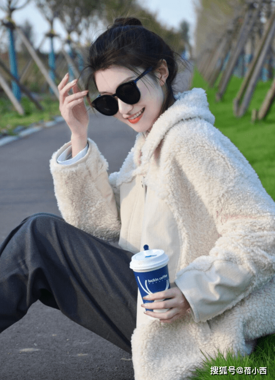 魅力 穿衣有品味的女人,都会选择毛茸茸的外套,这么打扮太高级了!