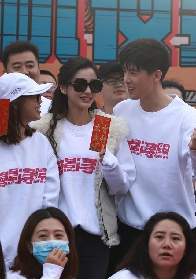 马甲 Baby真是瘦的过分了，脸上戴着眼镜，显得法令纹更明显了