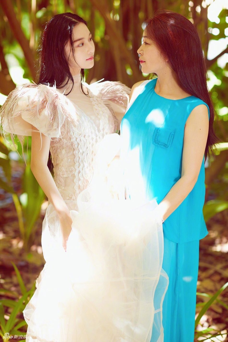 魅力 张馨予和妈妈的母女美搭,“母女式”穿搭的最佳组合,又美又飒