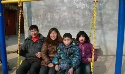 朱之文 朱之文女儿认真打扮并不丑，千格鸟上衣配小黑裤，同框弟媳显高挑