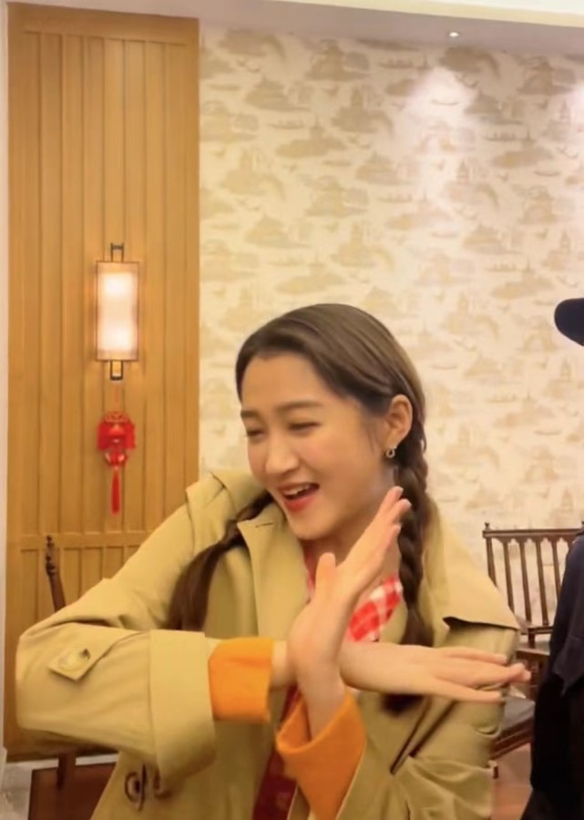 合唱|关晓彤跟范丞丞杨迪唱《穷叉叉》，扎着麻花辫捂嘴笑，三人超欢乐