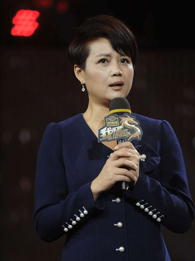 茹萍 “苏麻喇姑”茹萍也老了，纽扣连衣裙显身材，脸型饱满但皱纹清晰