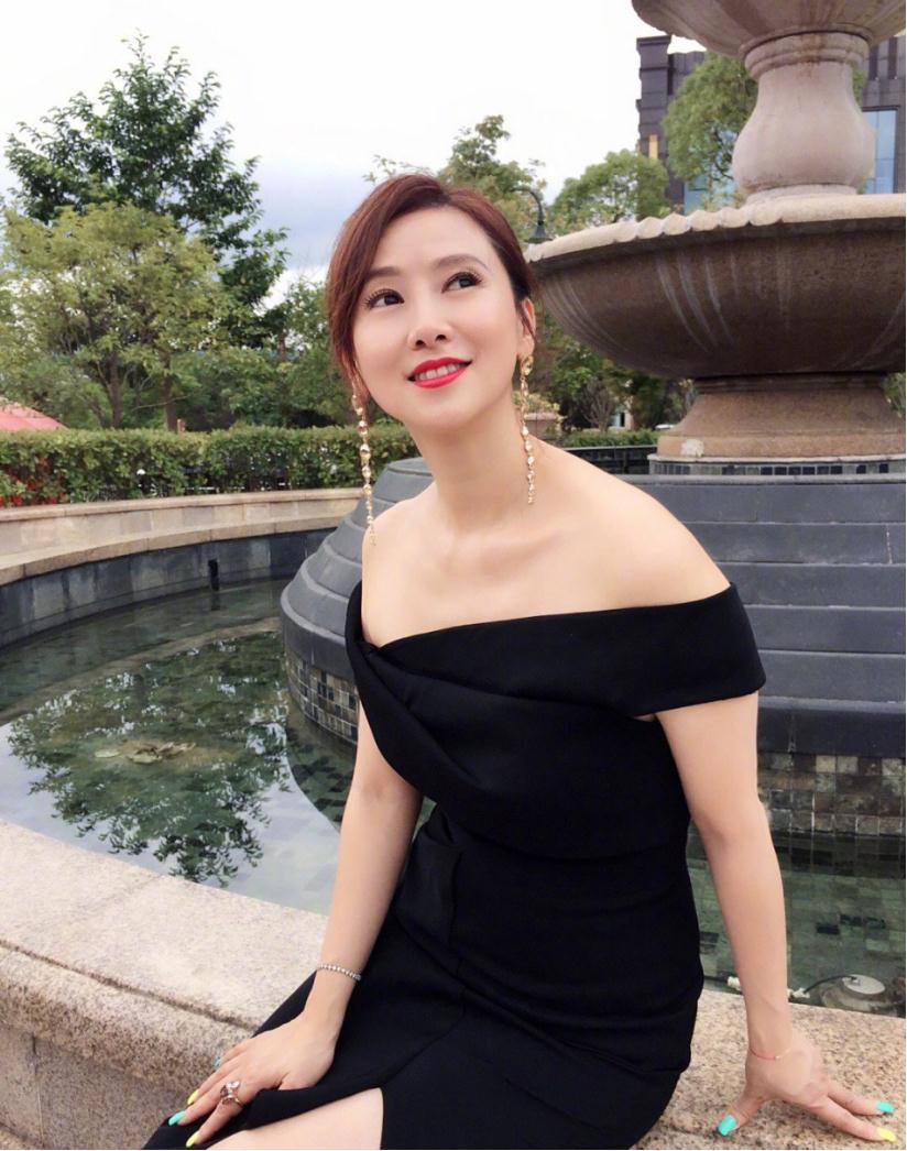 黑色 翁虹才是不老美人！穿露肩连衣裙皮肤白皙无皱纹，50岁还像小姐姐