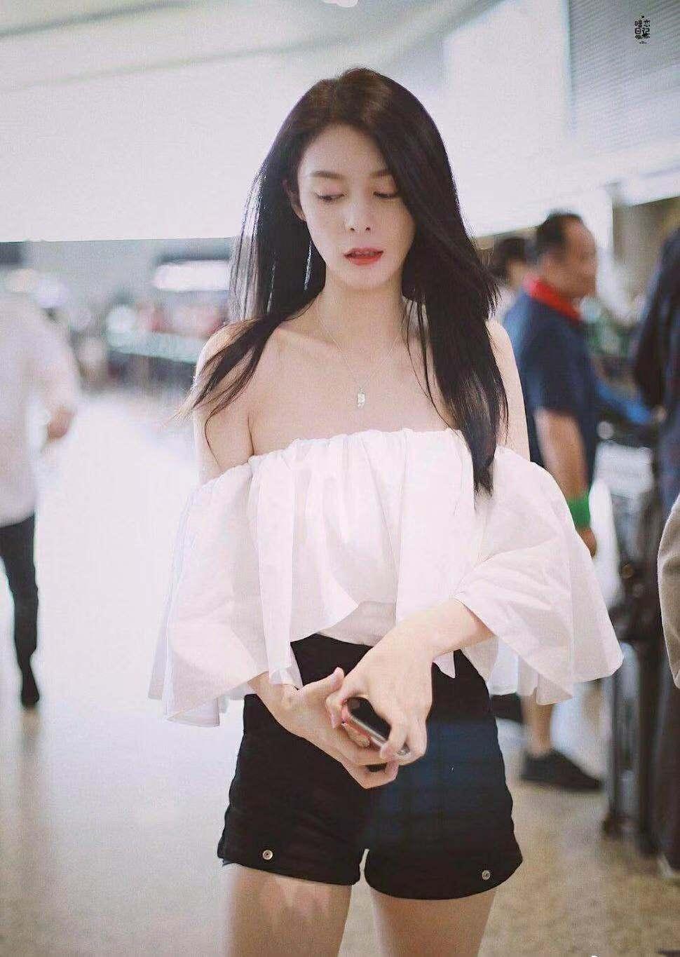 衣领 秀锁骨美腿却被指衣领拉太低？热依扎之后她是第二个