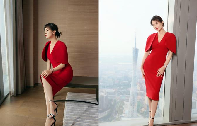 魅力 高圆圆低调露面为品牌助威，穿红色裙当车模，蜂腰红唇真假分不清