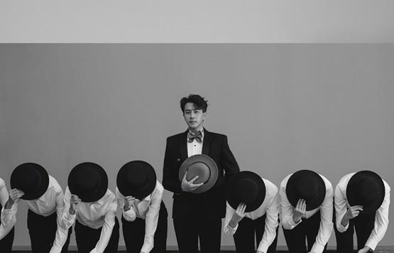 状态 刘恺威收工逛夜市,穿毛衣配牛仔裤吃路边摊,挎皮包似“老干部”