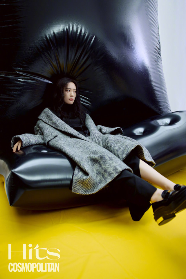 大衣 视后童瑶彻底放开了!穿职场装霸气侧漏,比章子怡都要有女王范