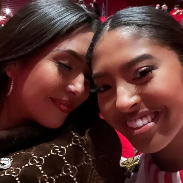 瓦妮莎 科比妻子带女儿亮相首映礼！瓦妮莎穿9万块斗篷真壕，女儿秀长腿
