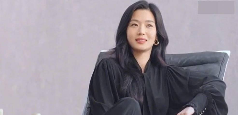 身形 39岁全智贤终于美回来了,波浪长发配纱裙简约低调,气质好优雅
