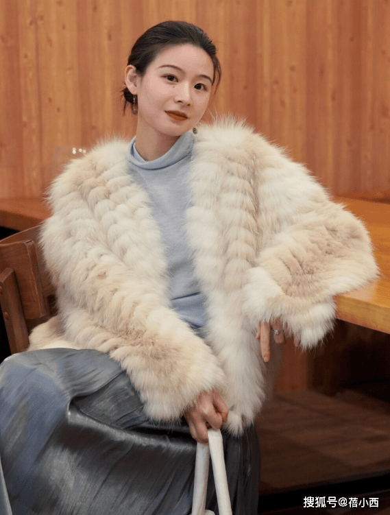 魅力 穿衣有品味的女人，都会选择毛茸茸的外套，这么打扮太高级了！