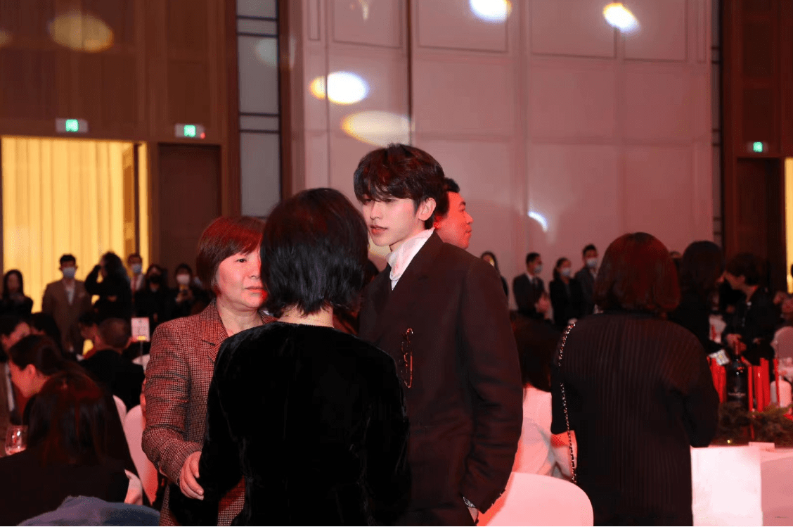 黑色 蔡徐坤的颜值真禁得住生图摧残，不修图侧颜都好看，穿西装太有范