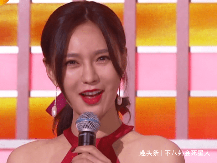 连那英|芒果小年夜造型：沈梦辰露背，宋茜吊带月光裙，李菲儿像披花床单