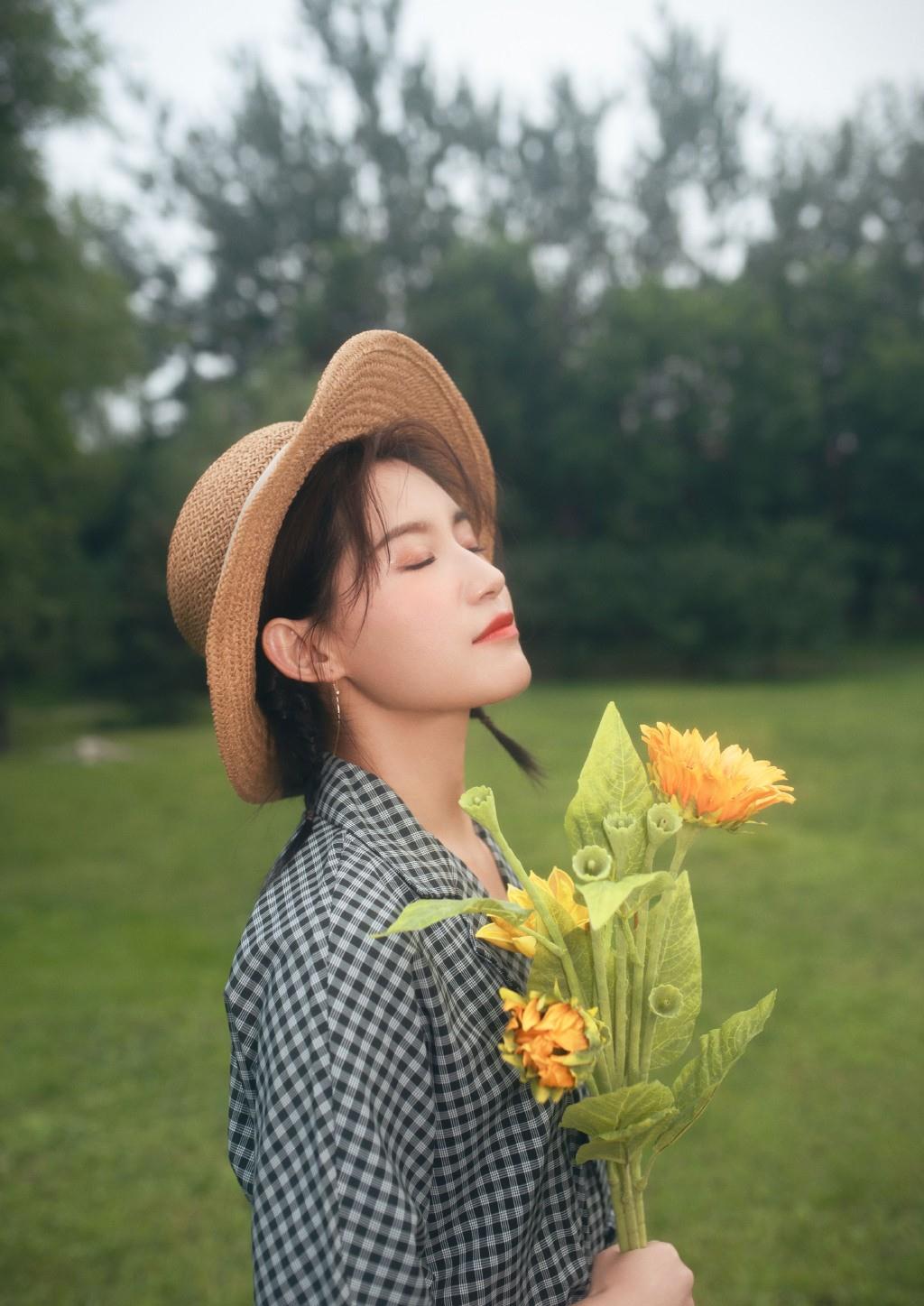 因为|《新神雕侠侣》她是小龙女的师祖，今穿格纹连体裤，戴草帽超甜美