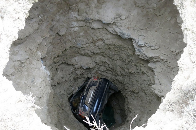 男子驾车落入十米深鱼洞，救援人员看到都觉得车主幸运