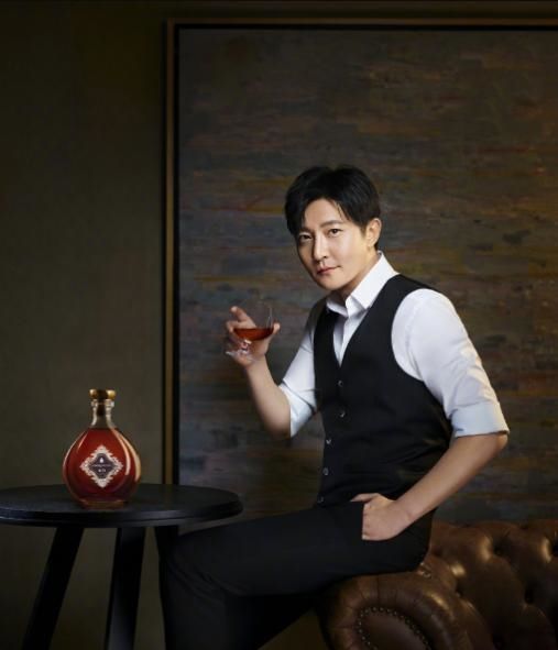 他是休的同学 他不受许的欢迎 但是现在他被网友骂了