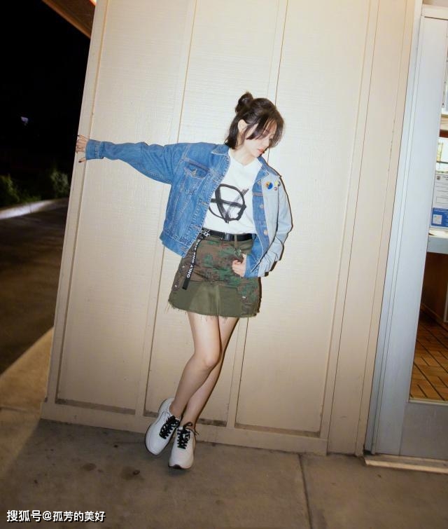 短裙 张靓颖35岁反而更精致,牛仔衣配短裙秀漫画腿,法式刘海嫩成少女