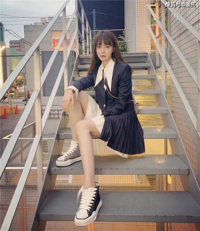 作用 30岁沈梦辰晒美照，穿西装搭百褶裙长腿逆天，171身高比例太出挑
