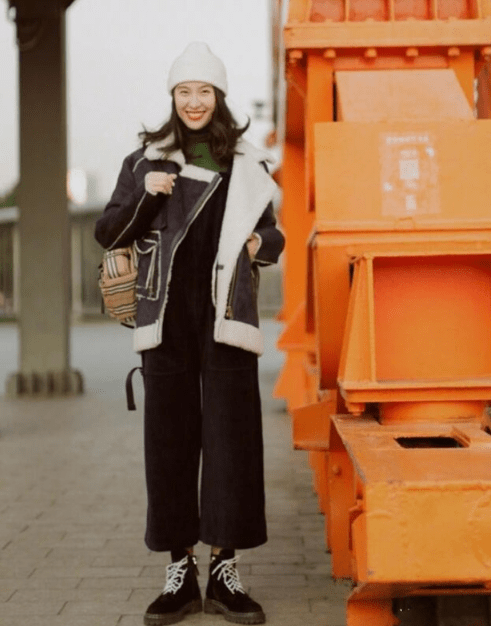 显得 短外套+长裤子才是秋冬最佳CP，小个子女生照着穿，显高又显瘦