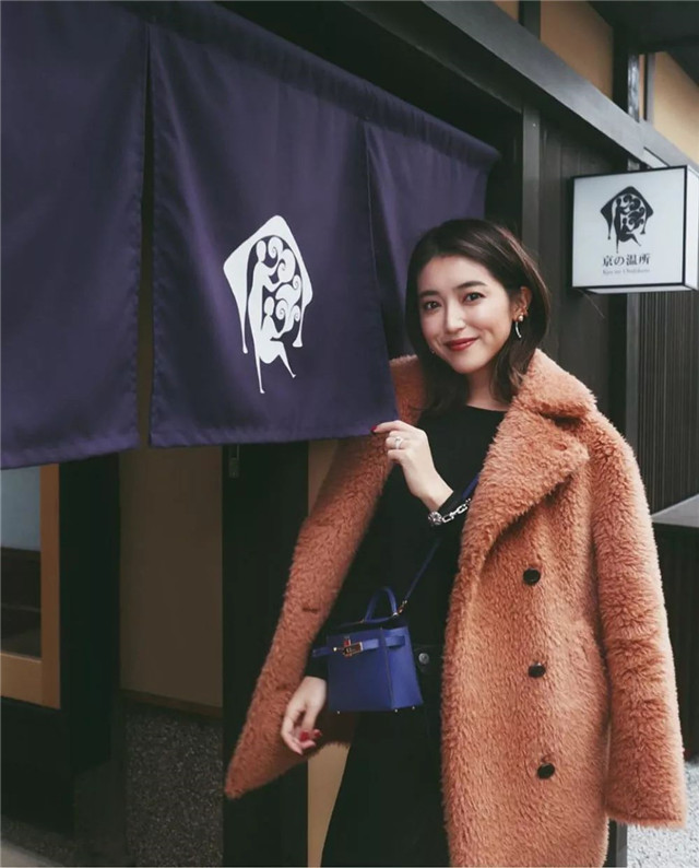 黑色 冬天不管穿什么，“显高显瘦”是首要：抛去花哨，穿出气质就好
