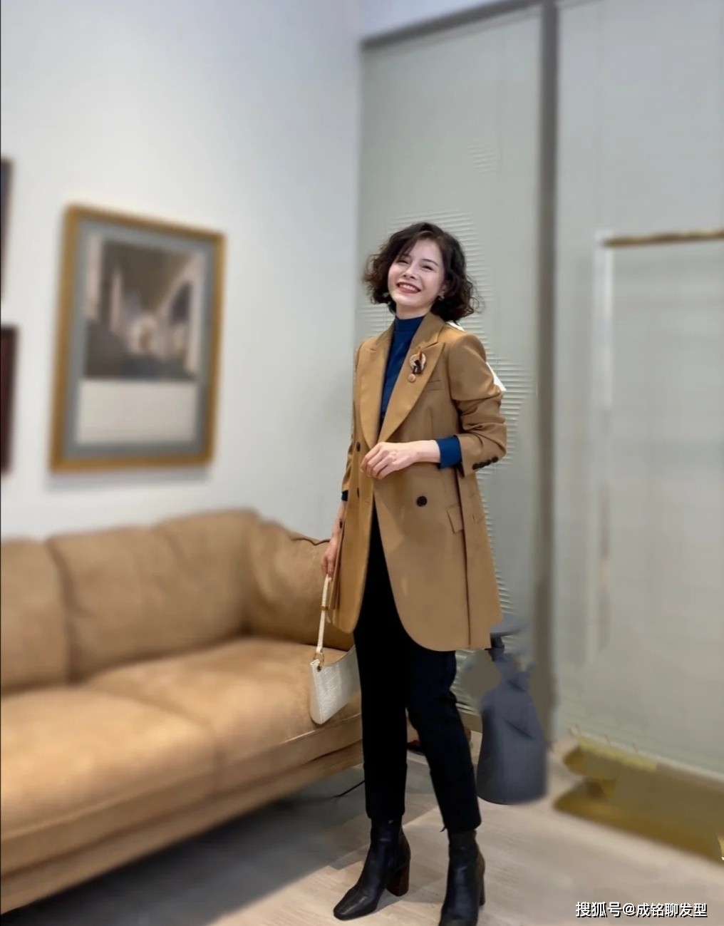颜色 女人不管四十还是五十，建议多穿“九分裤+短靴”，显腿长又显高