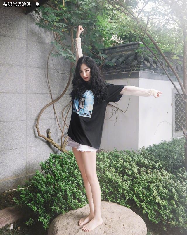 杨幂 杨幂33岁生日喜提祝福，光脚丫秀俏皮穿搭，T恤叠穿腿精名副其实