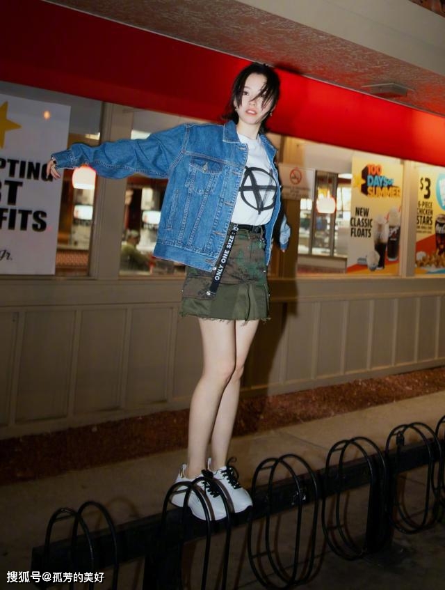 短裙 张靓颖35岁反而更精致,牛仔衣配短裙秀漫画腿,法式刘海嫩成少女