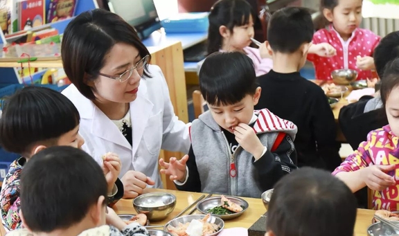 进行|幼儿园菜谱“番茄鸡蛋面”，孩子却说没鸡蛋，老师：面条含蛋