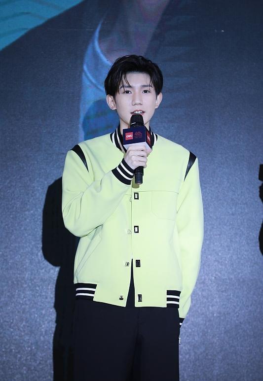 颜色 王源是真的长大了，就算穿幼稚酷炫的服装，生图也显得挺成熟