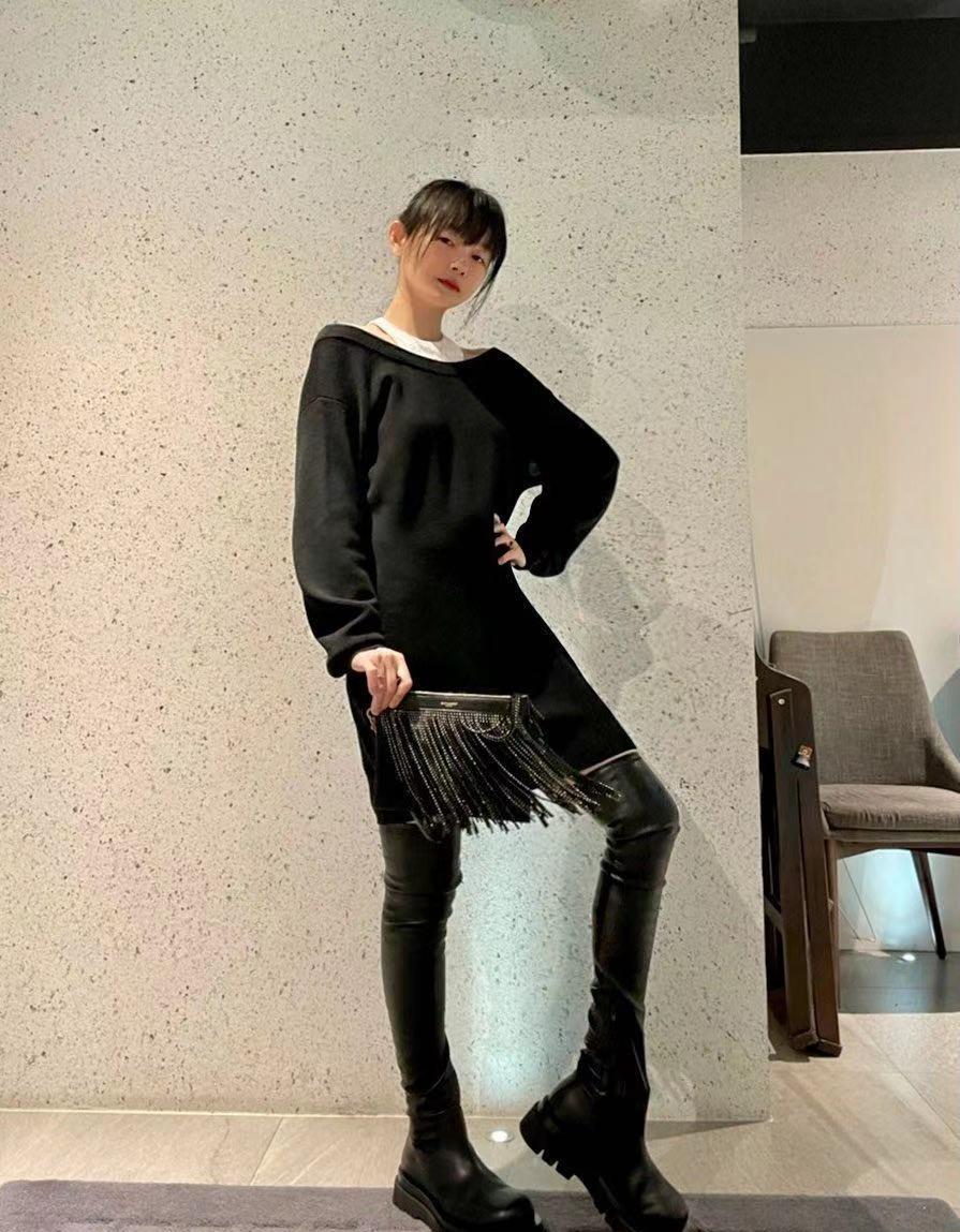 黑色 44岁大S近照美翻！瘦身后被小S夸少女，裹大衣穿皮靴小腿超细