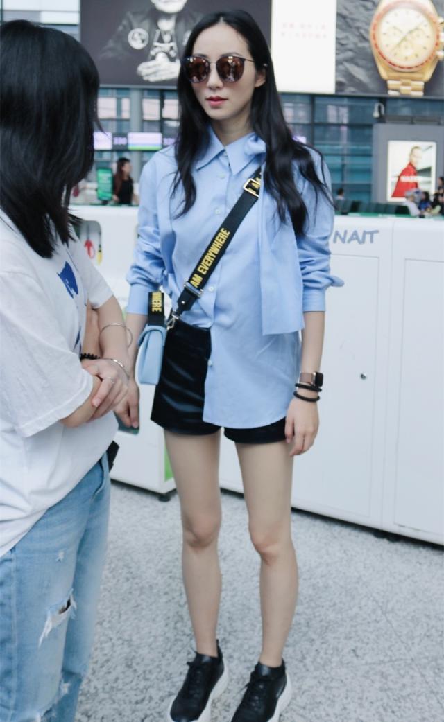 黑色 36岁韩雪黑超遮面走机场，衬衫搭配短裤随意休闲，甘蔗腿实在惊艳