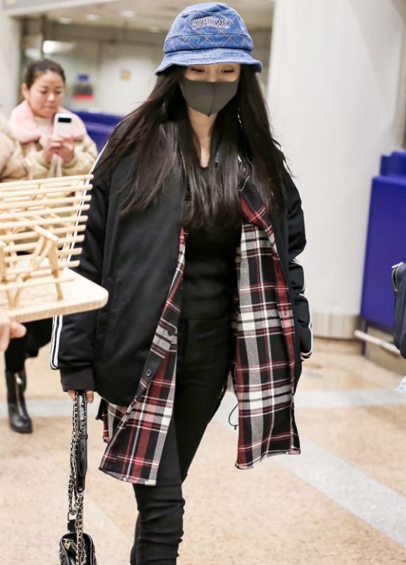 杨幂 冬天想赶一波时髦，试试正流行的“1+1”搭配法，杨幂刘雯也在穿