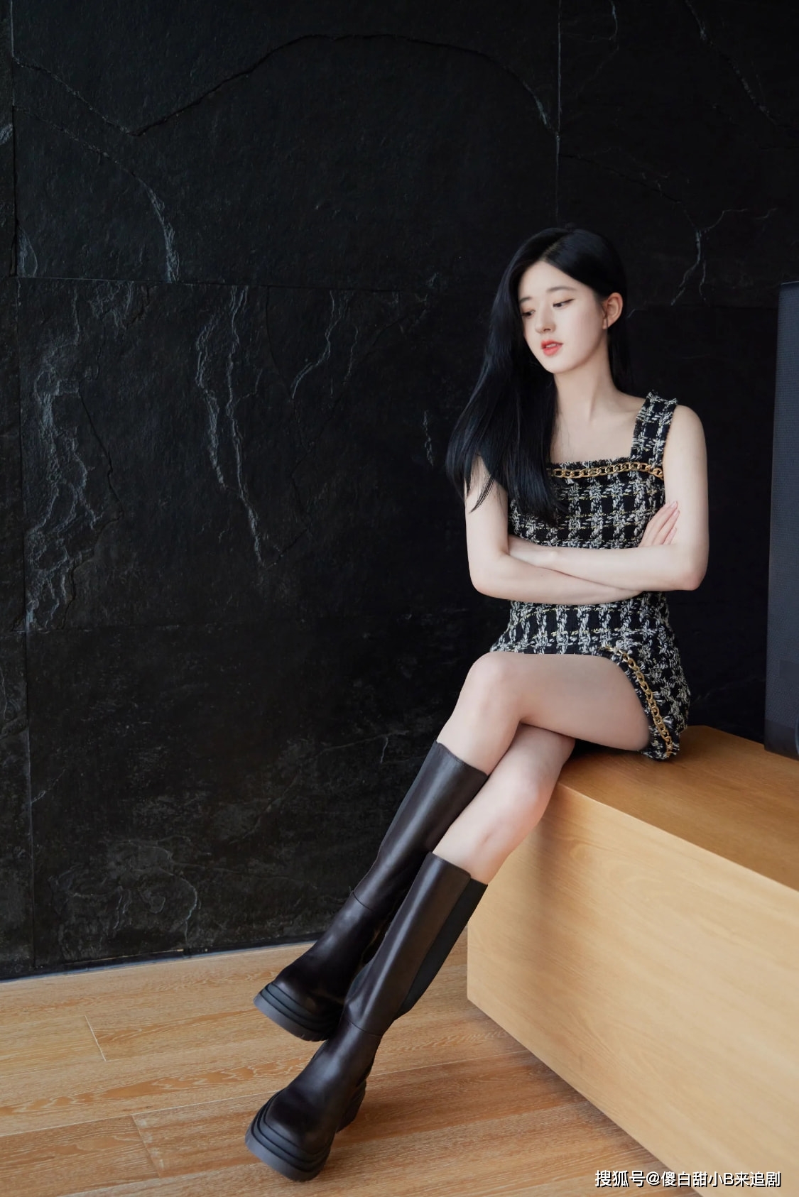 鹅蛋脸赵露思堪称成都第一美女？鹅蛋脸、长筒靴照更显性感、脱俗！