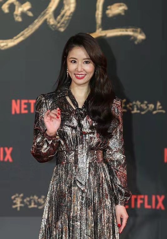 大气 林心如怎么变这样了！鎏金长裙穿出浓浓油腻感，一做大表情脸就垮