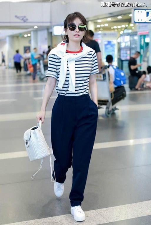 设计 张靓颖越穿越时髦!条纹T恤配高腰裤性感优雅,简直就是兼美貌和才华于一身呢