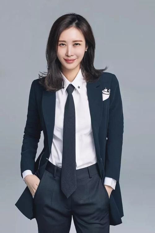 模式 林丹开启工作模式，和王石妻子田朴珺同框，黑白搭配显得很高级