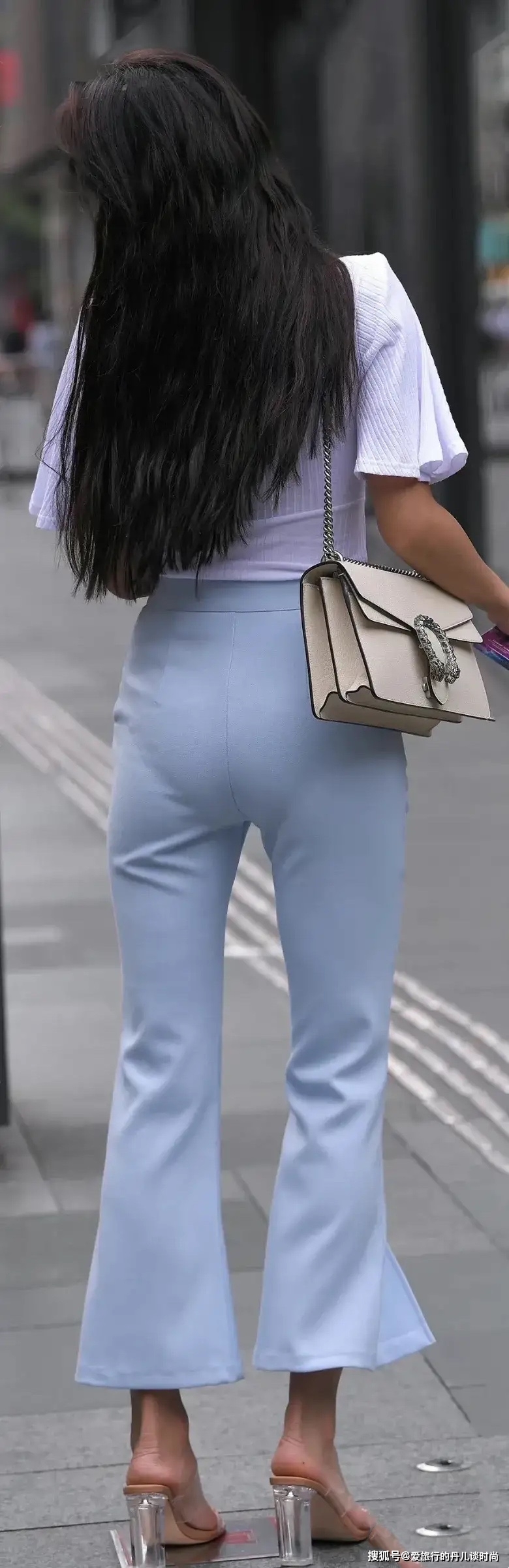 显得 白色喇叭袖开衫搭配蓝色西装裤，优雅干练，高级感十足