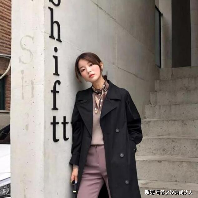 下半身 风衣在秋季很常见，最常见的颜色就是浅棕色和浅灰色了