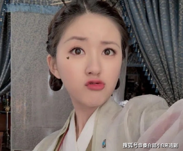 鹅蛋脸赵露思堪称成都第一美女？鹅蛋脸、长筒靴照更显性感、脱俗！