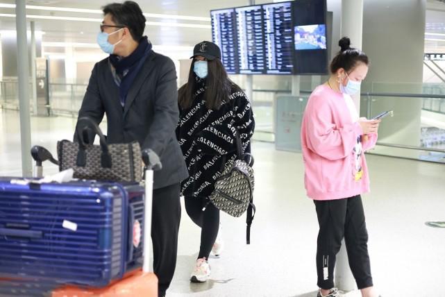王岳伦 王岳伦和女儿久违同框，12岁王诗龄打扮时髦贵气，身高快赶上爸爸