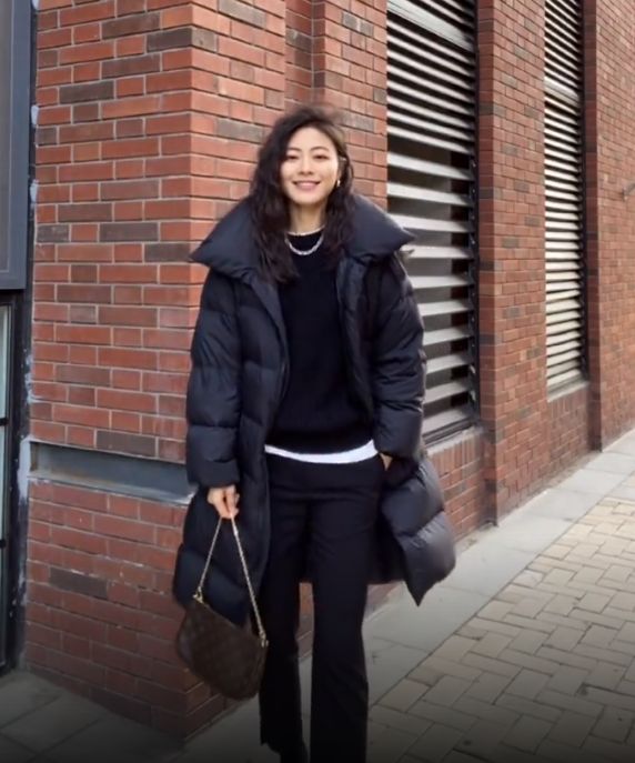 颜色 谁说黑色羽绒服老土？35岁博主连搭7套时髦显气质，每套都想照搬